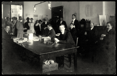 606192 Afbeelding van het personeel van het Broodbureau (onderdeel van het Levensmiddelenkantoor van de gemeente ...